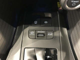 【電動パーキング】ボタンひとつでパーキングON。女性の方や運転に慣れていない方にも安心.【ブレーキホールド】信号待ちや渋滞時にブレーキを踏み続けなくてOK。