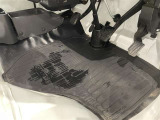 内装工程では、中古車を気持ちよくお乗りいただけるよう清掃しています。ニオイの元となるフロアカーペットまで洗浄・消臭済み?