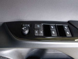 パワーウィンドウスイッチで運転席から全席の窓の開閉ができます。