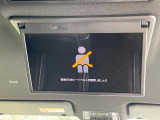 【14型有機ELフリップダウン】三列目からでも迫力のエンタメが観れる大画面フリップダウン。有機ELのモニターでは、一般的なフリップダウンよりも高コントラストでキレイな映像を楽しめます。