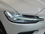 【LEDヘッドライト】ハイビームを先行車や対向車にあてず、その両サイドではハイビーム照射を維持。見える範囲が段違いに広くなりました。北欧神話に登場するトールハンマーをモチーフにデザイン。