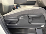 運転席シートは、高さの調整もできます。