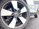 ●純正18インチアルミホイール:輸入車ならではの卓越した走りを支えるホイールと足回りです!日本車の走りに慣れている方にもぜひ体感して頂きたいほど、高いレベルでまとまっています!