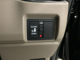 【電動スライドドア】スイッチひとつで自動で開く機能なら、荷物が多い時もスマート。大きく開くドアはチャイルドシートへの乗せ降ろしもしやすく、毎日の送り迎えや買い物の負担を軽くしてくれます。