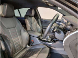 【コックピットシート】BMW車の主役席。車体中央にくる様に配置し車両重心とが一致する事でドライバーと車との一体感あるドライビングを実現。人間工学に基づき形成した形状が長時間のドライブ疲労も軽減します!