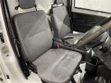 内装工程では、中古車を気持ちよくお乗りいただけるよう清掃しています。ニオイの元となるフロアカーペットまで洗浄・消臭済み?
