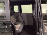 【後部座席】同乗者もゆったりと寛げる広々としたスペース。家族や大切な友人との移動時間を心地よく演出してくれる、清潔感のあるシートコンディションです。