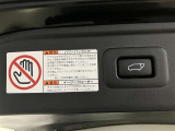 パワーバックドアは荷物の出し入れがしやすい優れものです!スイッチひとつで重いバックドアが締まります!日用品の大量買い出しにも大活躍します!