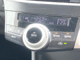 【オートエアコン】一度お好みの温度に設定すれば、車内の温度を検知し風量や温度を自動で調整。暑い&hellip;寒い&hellip;と何度もスイッチ操作をする必要はありません。快適な車内空間には必須の機能ですね♪