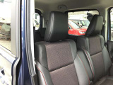 運転席助手席はベンチシートになっており、広々座れます☆