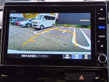 【バックカメラ装備】 リヤカメラにより後方の確認が出来ます。見通しが悪い夜の駐車場での車庫入れには、心強い味方となります。