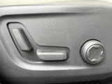 【メモリー機能付きパワーシート】ドライバーごとに設定したシート位置を記憶して、ボタン一つで切り替えできる便利な機能!運転する方が複数名いらっしゃるご家庭におすすめです。