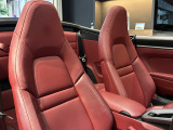2トーンレザーインテリア(ブラック/ボルドーレッド)が装着されており、高級感のある車内に仕上がっております