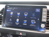 ナビゲーションは純正9インチメモリーナビ(LXM-242ZFNi)を装着しております。AM、FM、Bluetooth、フルセグTVがご使用いただけます。初めて訪れた場所でも安心ですね!