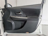 運転席ドア内張はご覧の通り。ドアポケットの収納もバッチリです