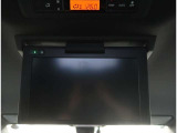 【後席モニター】ナビ(地デジTV機能・DVDビデオ再生機能ナビ付きナビのみ)と連動してTVやDVDビデオが観られます!ロングドライブでも同乗者お子様やも飽きませんね!