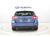 SUBARUリヤビークルディテクションを搭載。後方から接近する車両を検知し、ドアミラーのLEDインジケーターで注意を促します。車線変更や後退時の安全確認をサポートし、安心感の高いドライブを実現します。