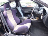 運転席シートは人気のBRIDE製セミバケットシートに変更。ご希望に応じてRECARO製やBRIDE製などの人気モデルもお得な金額にてご交換可能です。お気軽にスタッフまでご相談下さいませ