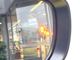 【ブラインドスポットモニター】走行中、ドアミラーの死角になりやすい箇所に後続車が接近するとサイドミラー付近に警告を表示、ドライバーに注意喚起をしてくれます。