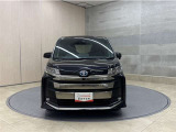 お車購入のポイントとなるフロントマスクです!シャープな目つきが印象的なデザインのヘッドランプです。