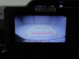後退時に車両の後ろ側をモニター画面に表示します。車庫入れなどでバックする際に後方確認ができて便利です。車庫入れが苦手な人もこれで安心。