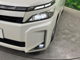 【LEDヘッドライト】悪天候や夜間走行時も良好な視界を確保し安心して運転できる高輝度LEDヘッドライトを装備!点灯速度が早く、消費電力も抑えられています。
