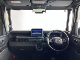 運転席は、大きな座面と包み込むような背もたれがドライバーの身体全体をしっかり支えます。上質なシート素材と座り心地のよいクッションを採用し、長時間の運転やコーナーの多い道も快適です