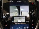 左右のサイドカメラ映像を同時に表示し、車両周囲の死角をしっかりカバー。狭い道や駐車時の接触リスクを減らし、安心して操作できる視界を確保します。