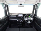 N-BOXの開放的な前方視界。フロントガラスが大きいので運転がしやすく疲れにくいです。また、全ての装備が適正配置されていて操作性に優れています。