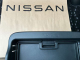 助手席シートアンダーボックスにも荷物が入ります。小物類の整理にも活躍します。