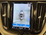 【360&deg;ビューカメラ】4台の高解像度カメラで360度の鳥瞰図を表示。隣の車や壁、死角にある障害物などを画面で確認できるため、狭いスペースでの駐車・出入りも安心です。