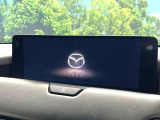 【12.3インチマツダコネクト】車内の雰囲気にマッチした大型ディスプレイ。スマホ接続でのナビ使用やBluetooth再生等、様々な機能が楽しめます。直感的なダイヤル操作が可能で、使い勝手も良好です。