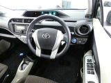 【運転席まわり】・・・ハンドルやシートなども隅々までクリーニング済み。キレイな車内でドライブがより一層快適にお楽しみいただけると思います。