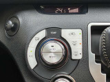 オートエアコンなので好きな温度を設定することで車内をいつでも快適に保てます