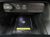 ワイヤレス充電器を装備しています。全車、弊社専門スタッフによる内外装クリーニングを実施しております。綺麗な状態でご納車いたします。