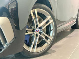 BMW純正アロイホイールはモデルやパッケージに合わせてデザインされています。洗練されたデザインで、足元の個性を引き立てます。