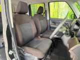 運転席まわりには十分なスペースがあり、大柄な方でもゆったり運転していただける環境です。