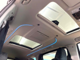 【サンルーフ】開放感たっぷりの希少装備、サンルーフが装着されています!車内に明かりを取り入れたり景色を楽しむ以外にも、車内の空気も簡単に換気できて快適です!