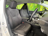運転席まわりには十分なスペースがあり、大柄な方でもゆったり運転していただける環境です。