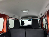 車内は明るくて見通しが良く、初めての方でも運転しやすい印象です。天井が高く圧迫感がないので、趣味にも、家族とのお出かけも快適に過ごせます。