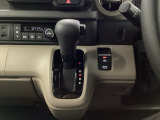 運転席周辺のスマートなレイアウトが、操作のしやすさを実現。快適なドライブをサポートします。