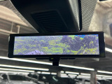 【インテリジェントルームミラー】後席の大きな荷物や同乗者で後方が確認しづらい時でも安心!カメラが撮影した車両後方の映像をルームミラー内に表示。クリアな視界で状況の確認が可能です!