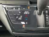 オートエアコン!おおきなアイコンでタッチしやすいパネルです。空調管理はクルマ任せで、運転を楽しみましょ♪