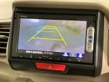 リバースギアに入れるだけで後方の表示へ切り替わります。夜間や雨の日の駐車も楽になりますよ。