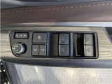 パワーウィンドウのスイッチですよ。 運転席に居ながら窓を開け閉めのコントロールできますよ。 ロック機能で、子供がイタズラして窓を開けるという事も無くなりますよ。