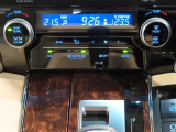 左右独立温度コントロールフルオートエアコンです。運転席、助手席それぞれで独立して温度設定ができます。冷え性の方が乗っても安心ですね♪