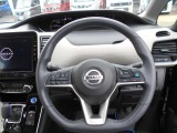 ステアリングハンドルです。オーディオコントロールスイッチが付いて運転中でも手元でオーディオの操作が出来て便利ですよ。