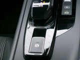 電動パーキングブレーキ装備!また、オートブレーキホールド機能もありますので、停車時ブレーキペダルから足を離してもブレーキ力を保持しているので動き出しません。(アクセルペダルを踏むと解除され発進します)