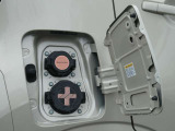 充電ポートリッドを開けると上側が普通充電ポート、下側が急速充電ポートになります。