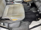 運転席シート足元です。